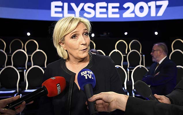Marine Le Pen, candidata da extrema direita, concede entrevista antes do debate presidencial na Frana, nesta tera-feira