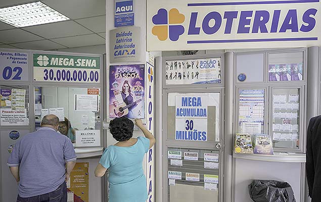 Movimentação em casa lotérica na capital paulista