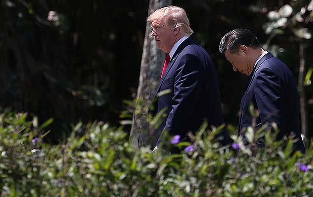 Os presidentes Donald Trump, dos EUA, e Xi Jinping, da China, caminham aps uma reunio bilateral em Palm Beach, na Flrida