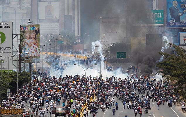 Confronto entre policiais e manifestantes durante protesto contra o governo do presidente da Venezuela, Nicols Maduro, em Caracas