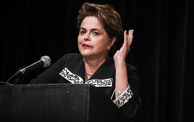A ex-presidente Dilma Rousseff (PT) fala sobre crise e democracia no Brasil, durante palestra em Nova York (EUA), nesta quarta