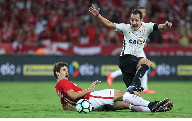 Rodriguinho, do Corinthians, em lance com Rodrigo Dourado, do Inter, no estdio Beira-Rio, em Porto Alegre, pela Copa do Brasil