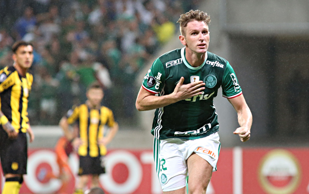 Fabiano, do Palmeiras, comemora seu gol em partida entre Palmeiras e Pearol, na quarta (12)
