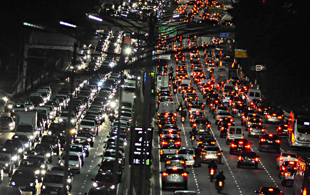 Trânsito intenso no corredor norte-sul na avenida 23 de maio, visto a partir do viaduto Tutoia na região central de São Paulo