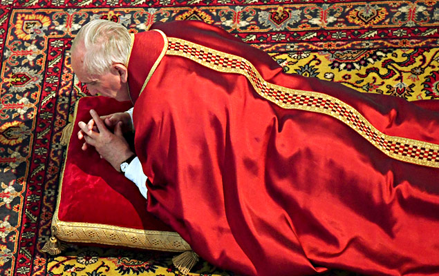 Papa Francisco reza durante a Celebração da Paixão de Cristo, na Basílica de São Pedro, no Vaticano