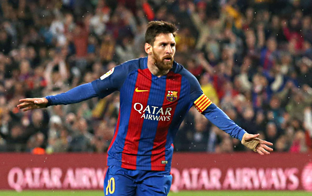 Messi, do Barcelona, comemora seu gol na vitória sobre o Real Sociedad, por 3 a 2, no Camp Nou, pela 32ª rodada do Campeonato EspanholBarcelona x Real Sociedad, pela 32ª r