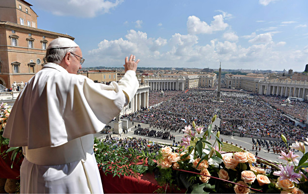 Papa Francisco acena para religiosos da varanda com vista para a praa de So Pedro no Vaticano