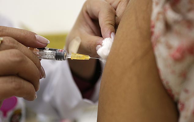 Auxiliar de enfermagem aplica vacina em UBS na Barra Funda, em So Paulo