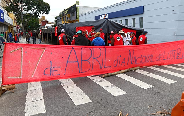 Integrantes do MST montam acampamento em frente  sede do Incra, no centro de Curitiba (PR), durante protesto pela reforma agrria 