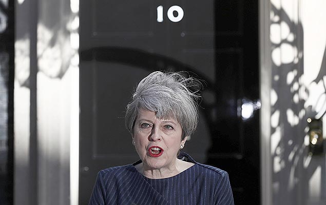 A premi britnica, Theresa May, pede eleies antecipadas em frente  residncia oficial em Londres