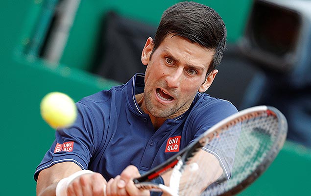 O srvio Novak Djokovic enfrenta o tenista francs Gilles Simon, no Masters de Monte Carlo, em Mnaco, nesta tera-feira