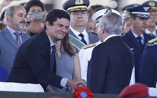 El presidente Michel Temer y el juez federal Sérgio Moro se saludan durante el acto conmemorativo del Día del Ejército