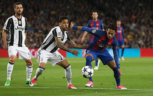 Os brasileiros Neymar, do Barcelona, e Daniel Alves, da Juventus, disputam lance em partida da Liga dos Campeões, no Camp Nou