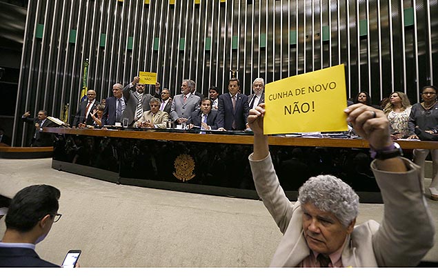 Chico Alencar (PSOL-RJ) protesta na Cmara dos Deputados, em Braslia