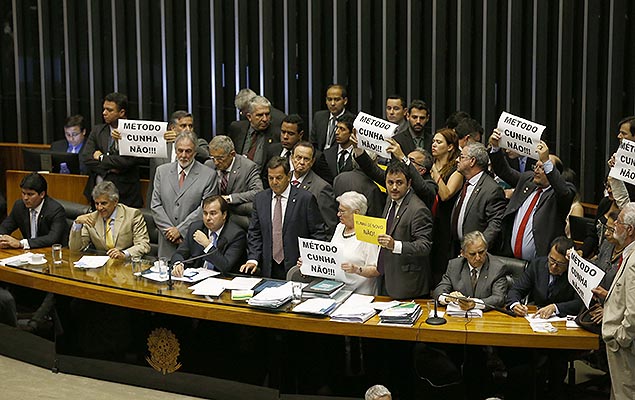 Deputados protestam durante votao da proposta de reforma trabalhista na Cmara