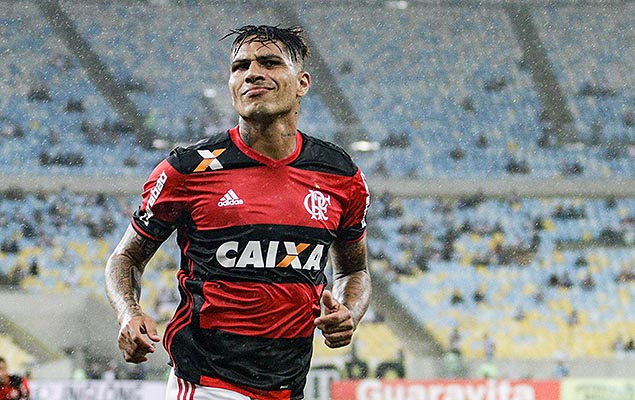 Paolo Guerrero, do Flamengo, comemora gol em partida contra o Botafogo pelo Campeonato Carioca
