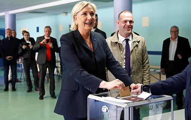 Marine Le Pen, candidata da Frente Nacional  Presidncia da Frana, vota no domingo