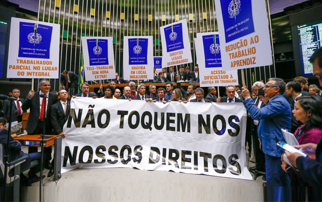 Parlamentares da oposio protestam durante a leitura do relatrio do deputado Rogrio Marinho