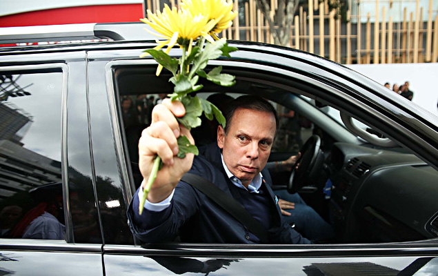 O prefeito Joo Doria jogou fora pela janela do carro flores dadas por uma cicloativista pelos "mortos nas marginais"