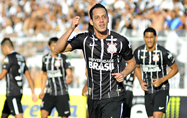 Rodriguinho, do Corinthians, comemora seu gol em partida contra a Ponte Preta na final do Paulista