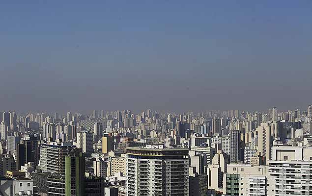 Nvoa e camada de poluio encobrem o cu da regio central de So Paulo na manh desta quarta-feira (3).