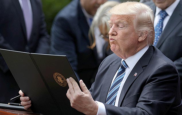 O presidente dos EUA, Donald Trump, assina ordem executiva para promover a liberdade de expresso e religiosa, em Washington