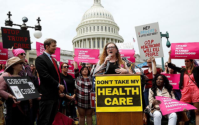 Manifestantes protestam em frente ao Capitlio, em Washington, durante votao da lei que substitui a reforma da sade 'Obamacare'