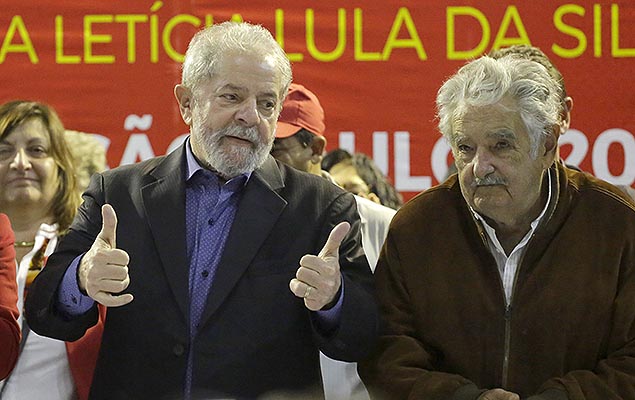 Lula e o ex-presidente uruguaio Jos Mujica durante abertura do congresso estadual do PT em So Paulo, na noite da ltima sexta (5/5) 