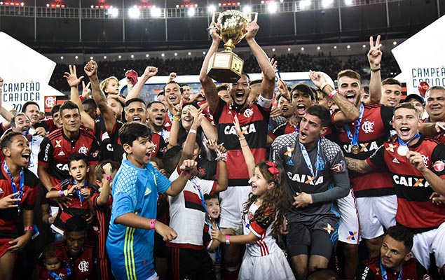 Jogadores do Flamengo levantam a taa do ttulo do estadual