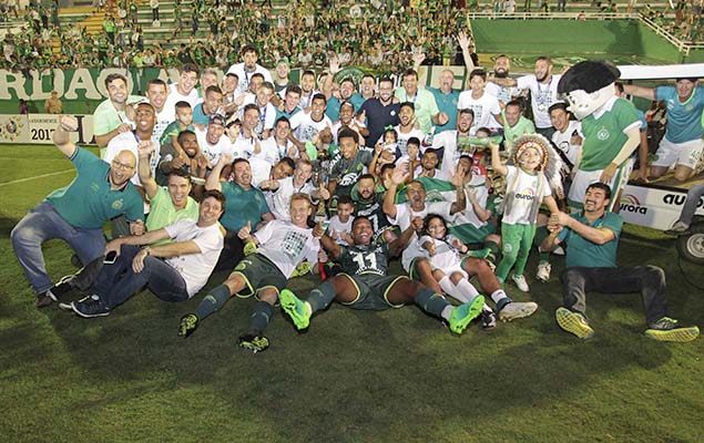 Jogadores da Chapecoense festejam ttulo do Campeonato Catarinense aps partida contra o Ava, na Arena ndio Cond, neste domingo (7)