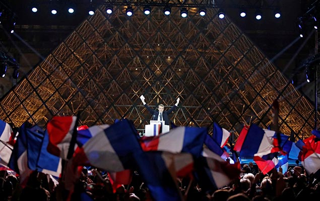 O presidente eleito da Frana, Emmanuel Macron, comemora a vitria com discurso para milhares de franceses no Louvre, em Paris