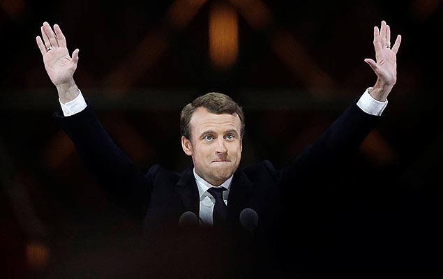O presidente eleito da Frana, Emmanuel Macron, em discurso aps anncio da vitria, na esplanada do museu do Louvre, em Paris