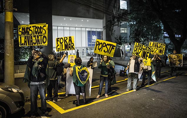 Grupo protesta contra o ministro Gilmar Mendes em frente  filial paulista do IDP (Instituto de Direito Pblico), na Bela Vista, nesta segunda
