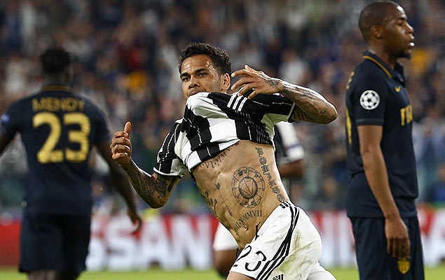 Daniel Alves comemora gol marcado na vitria da Juventus sobre o Monaco