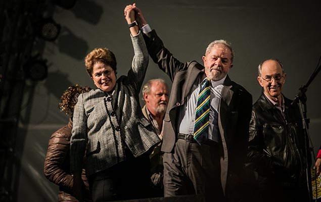 Ex-presidente Lula, acompanhado de Dilma Rousseff, discursa na praa Santos Andrade, em Curitiba, aps prestar depoimento a Sergio Moro