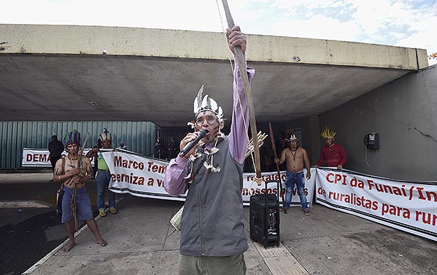 ndios protestam em frente a uma das entradas da Cmara dos Deputados, em Braslia, contra o relatrio final da CPI da Funai e Incra 2
