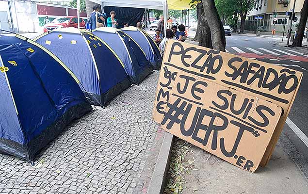 Funcionrios e estudantes da Uerj acampam em frente ao Palcio Guanabara, sede do governo do Rio