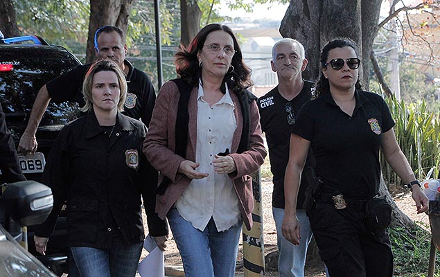Irmã do senador Aécio Neves, Andrea Neves, acompanhada de agentes da PF chega ao IML de Belo Horizonte para exame de corpo de delito