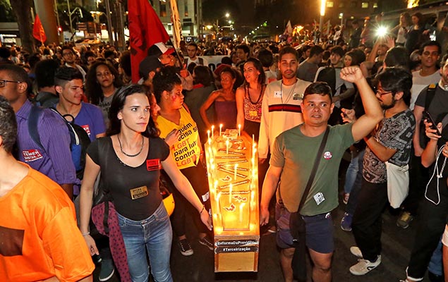 Protesto pede "diretas j" e faz enterro simblico do presidente Michel Temer no centro do Rio, na noite desta quinta-feira