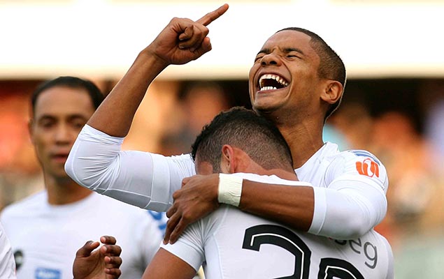 O zagueiro David Braz, do Santos, comemora seu gol na vitria sobre o Coritiba, por 1 a 0, na Vila Belmiro (SP), pelo Campeonato Brasileiro