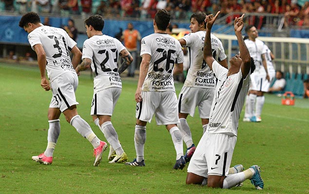 Atacante J, do Corinthians, comemora seu gol no triunfo sobre o Vitria, por 1 a 0, na Fonte Nova, em Salvador (BA), neste domingo