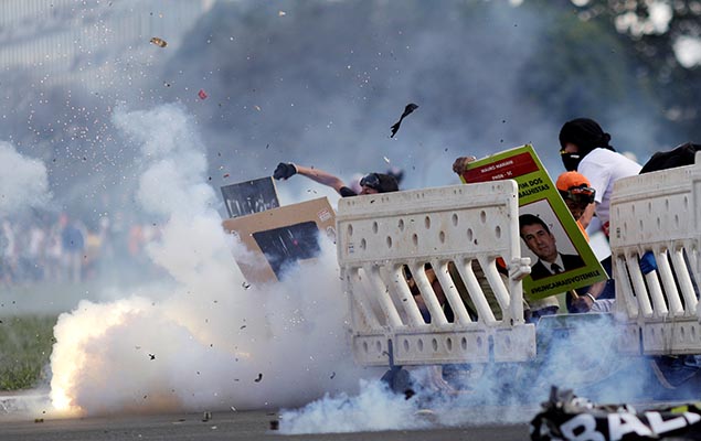 Confronto entre manifestantes e policiais durante protesto contra o governo Temer na Esplanada dos Ministrios, em Braslia