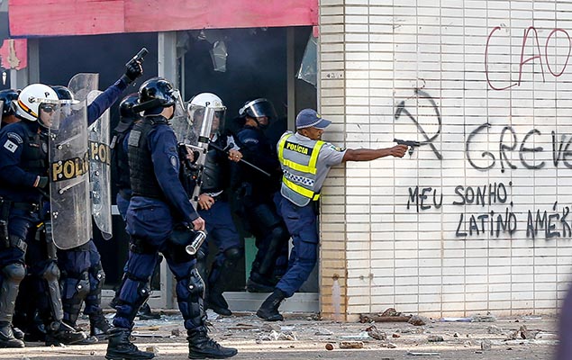 PM com arma de fogo em frente ao Ministrio da Agricultura, em Braslia, durante protesto contra governo 