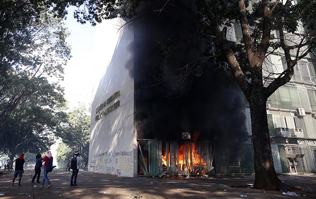 Fogo no prdio do Ministrio da Agricultura, em Braslia, durante protesto contra o governo 