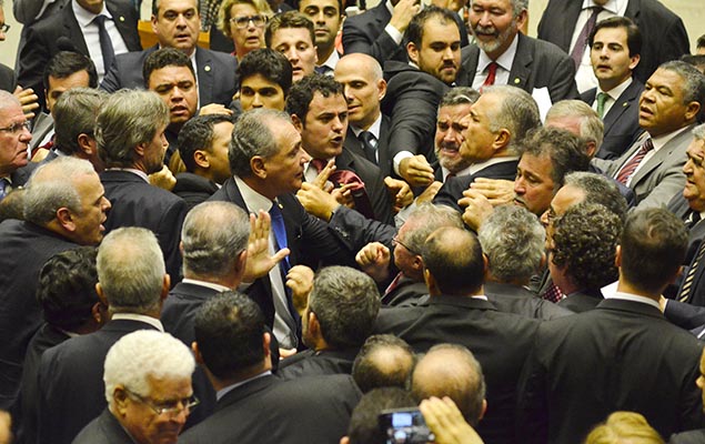 Deputados discutem na Câmara após governo determinar reforço de tropas federais para proteger a Esplanada dos Ministérios, em Brasília