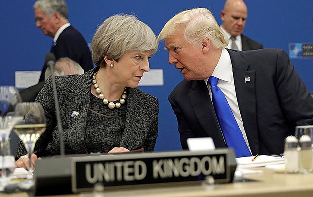 O presidente dos EUA, Donald Trump, conversa com a premi britnica, Theresa May, em Bruxelas