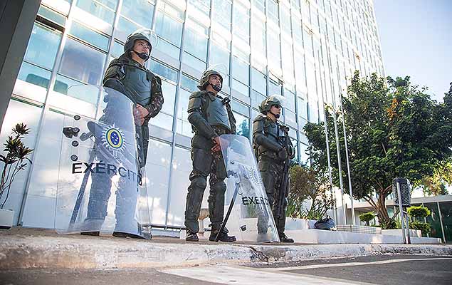 Soldados do Exrcito realiza segurana em prdio de Ministrio na cidade de Braslia apos protestos que ocorreram ontem quarta-feira (24), nesta quinta-feira, 25.