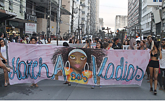 Un grupo de mujeres marcha contra los femicidios, en el estado de Recife