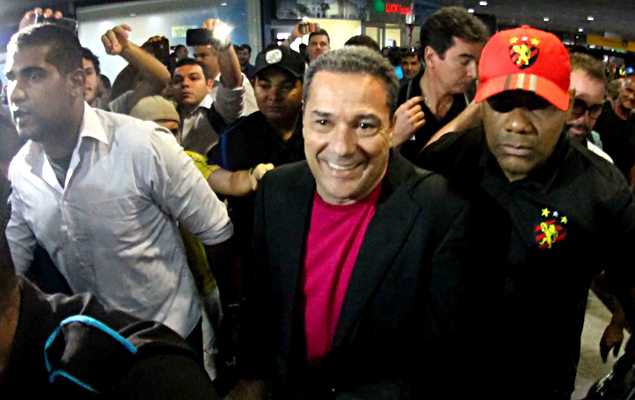 O tcnico Vanderlei Luxemburgo desembarca no Aeroporto Internacional Gilberto Freyre no Recife (PE),