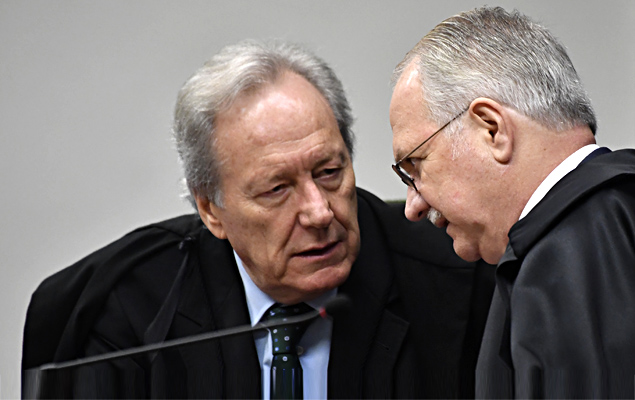 Os ministros Ricardo Lewandowski e Edson Fachin - A Segunda Turma do STF (Supremo Tribunal Federal), sob a presidncia do ministro Gilmar Mendes, realiza sesso para julgamentos, nesta tera-feira (30) em Braslia (DF).